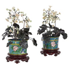 Paar große chinesische Blumenmodelle aus Hartstein, Jade und Cloisonné-Emaille