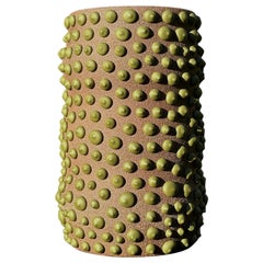 Vase en terre cuite Brown Amoeba Matte Glazed avec des points de couleur Matcha