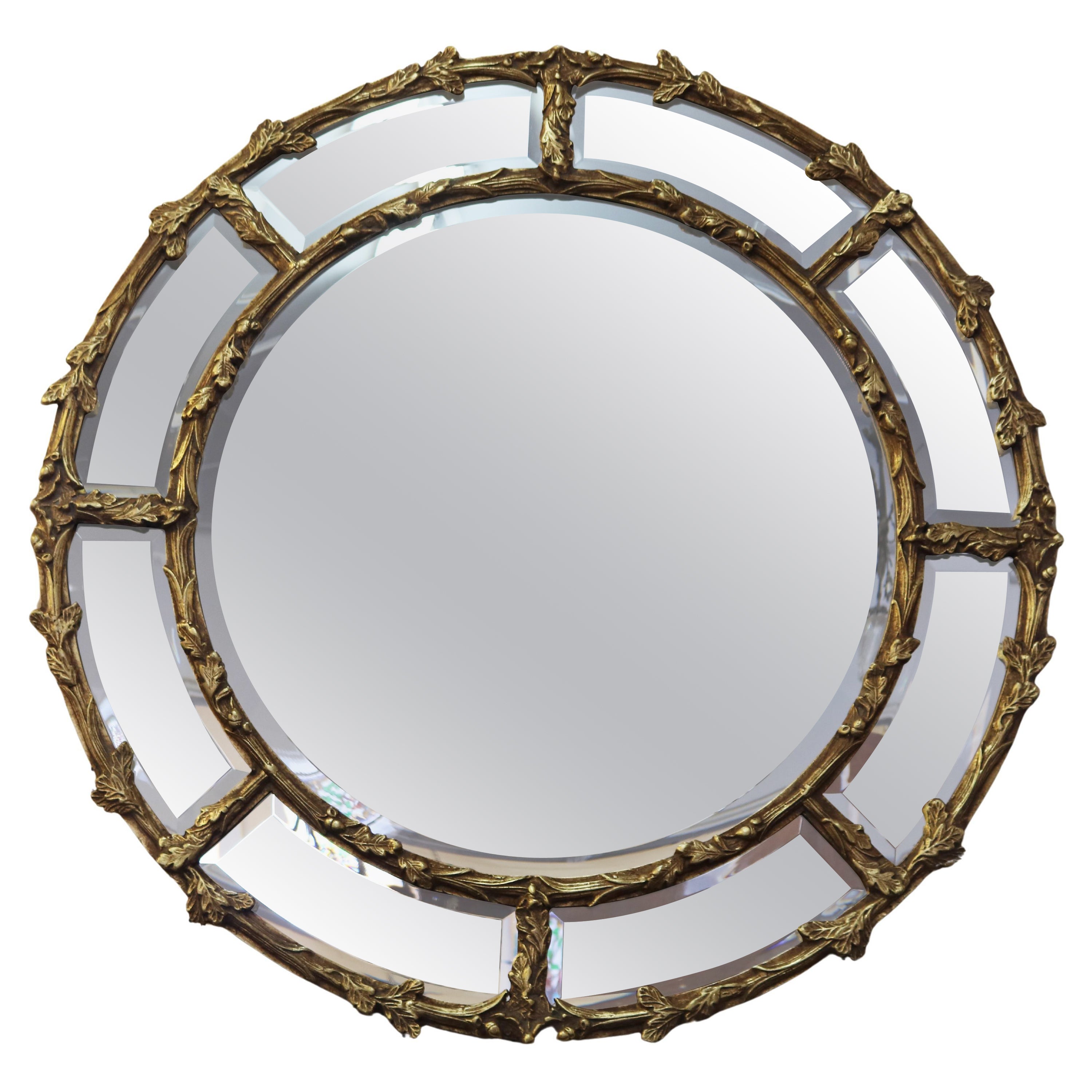 Grand miroir suspendu rond biseauté en bois doré en vente