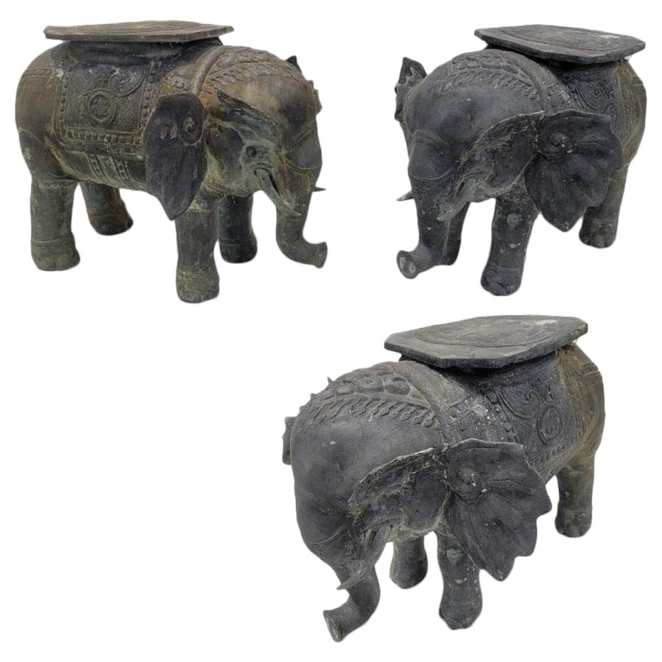 Antiker balinesischer Elefanten-Pflanzenständer/Cocktail-Tisch aus gehämmerter Bronze mit Sattel - S im Angebot