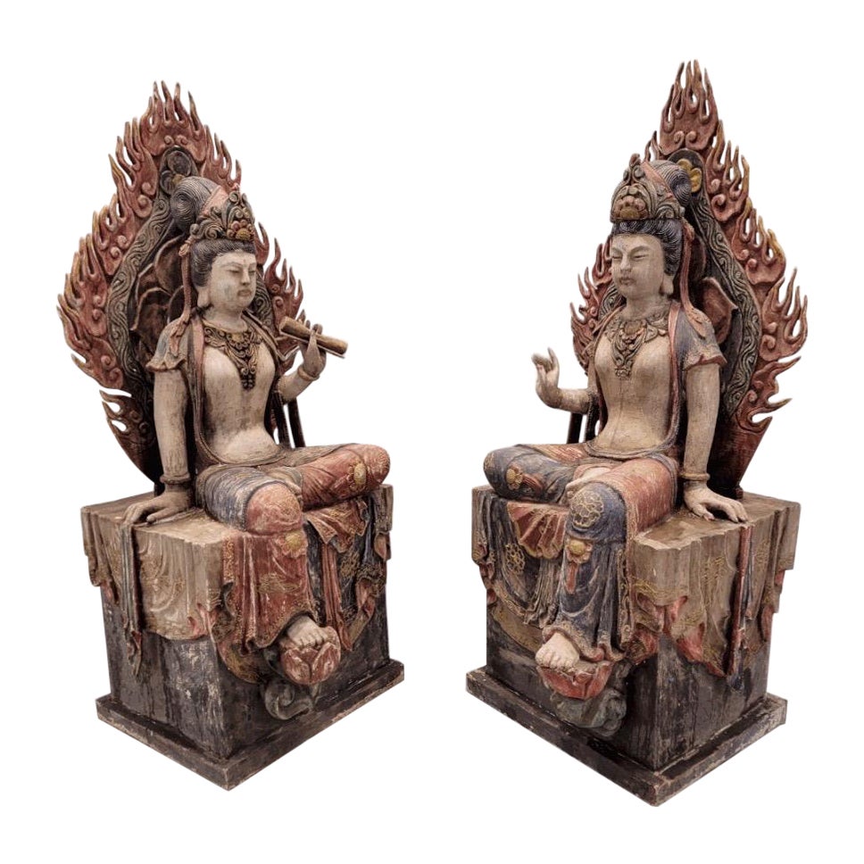 Antike Monumentale chinesische geschnitzte, geschnitzte Mandorla-Statues in Form von Skulpturen – 2er-Set im Angebot