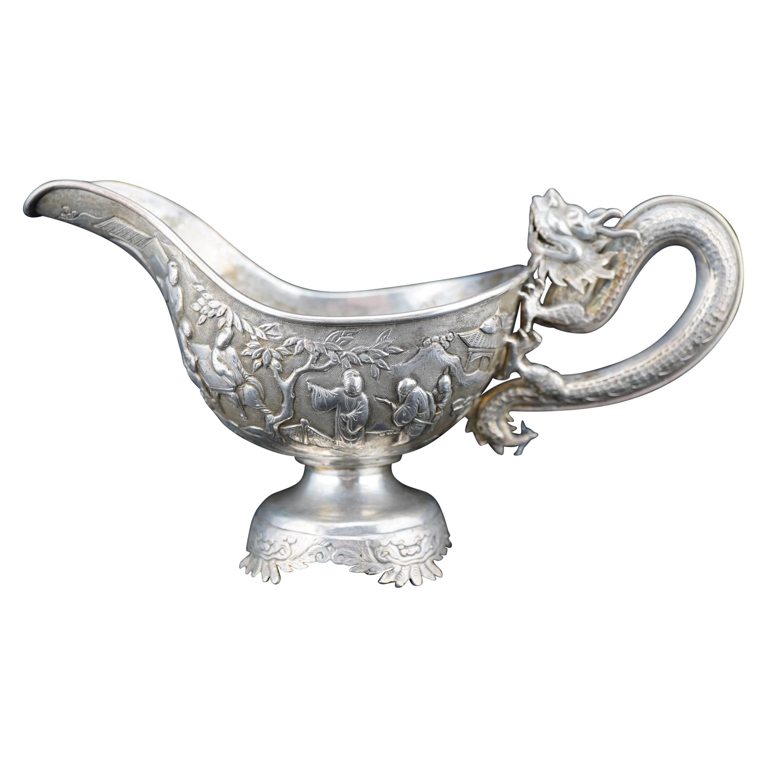 Salsera china de plata repujada con asa de dragón de Luen Wo