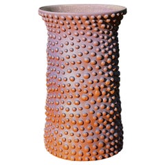Vase à pois organiques violet cannelé et rouille