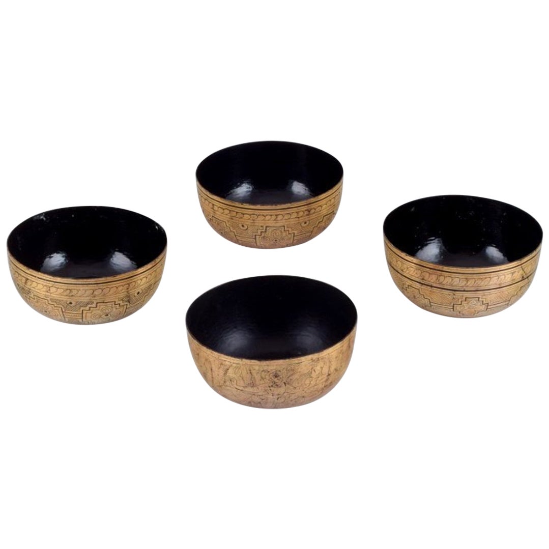 Four Asian bowls made of papier-mâché. Decorated in gold and black. For Sale