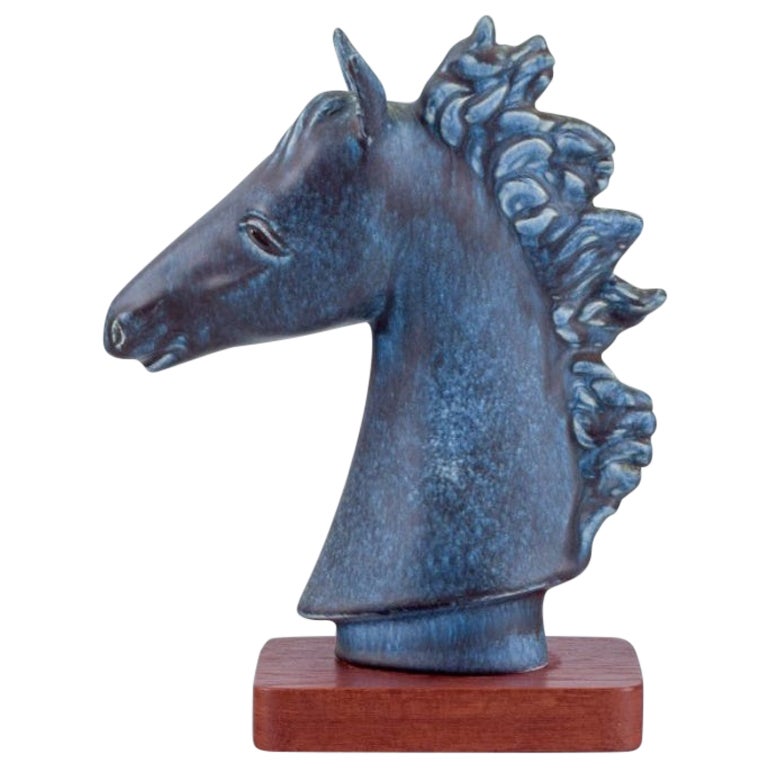 FEJ (Folke og Elsa Jernberg) Ceramic horse head on a wooden base. For Sale
