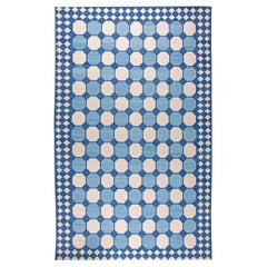 Handgefertigter indischer Dhurrie-Teppich in Übergröße in Blau, Weiß und Beige von Doris Leslie Blau