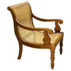 British Colonial Ceylonese Armlehnstuhl aus massivem Satinholz und Handrohr