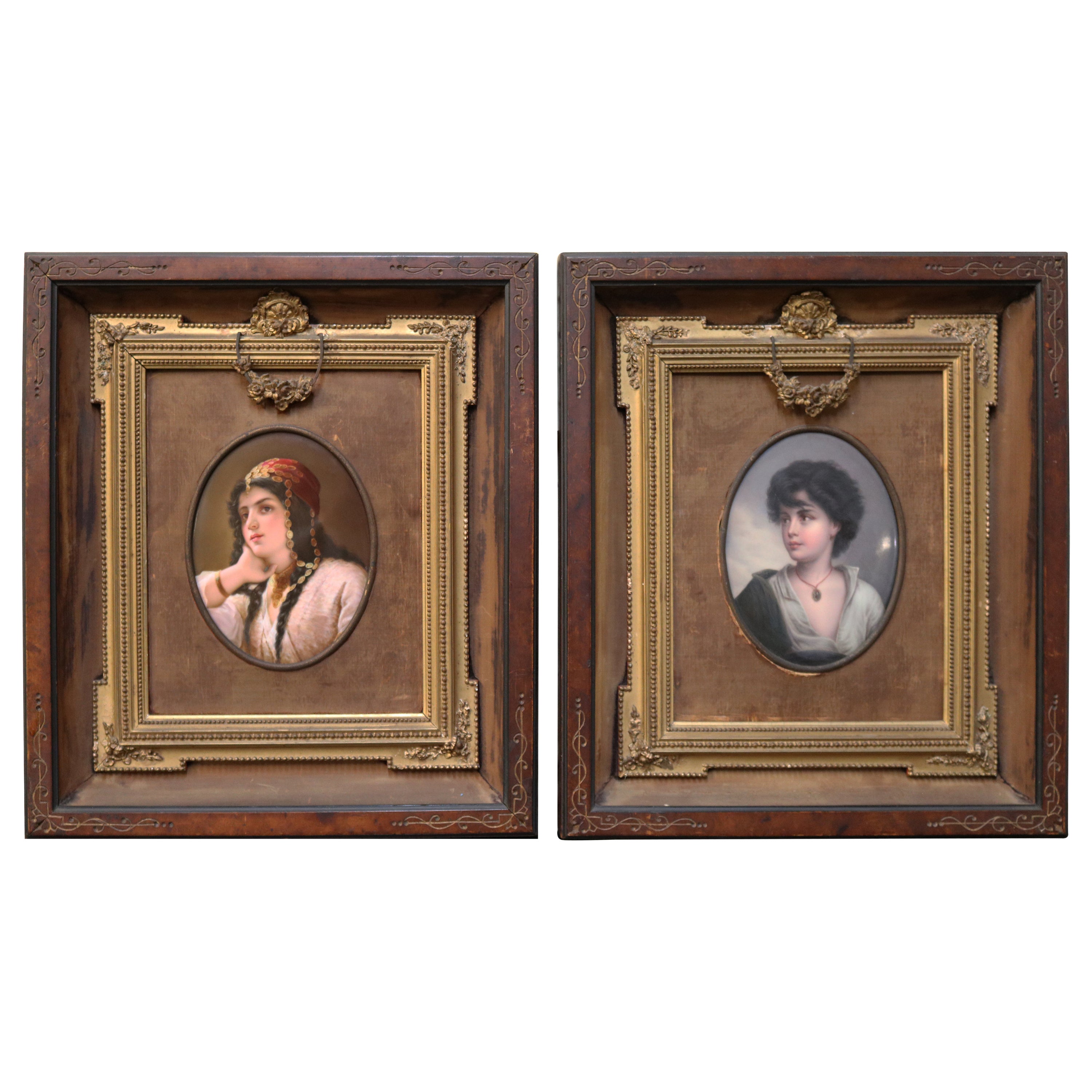 Paire de plaques en porcelaine peintes du 19ème siècle attribuées à KPM représentant une femme et un garçon  en vente