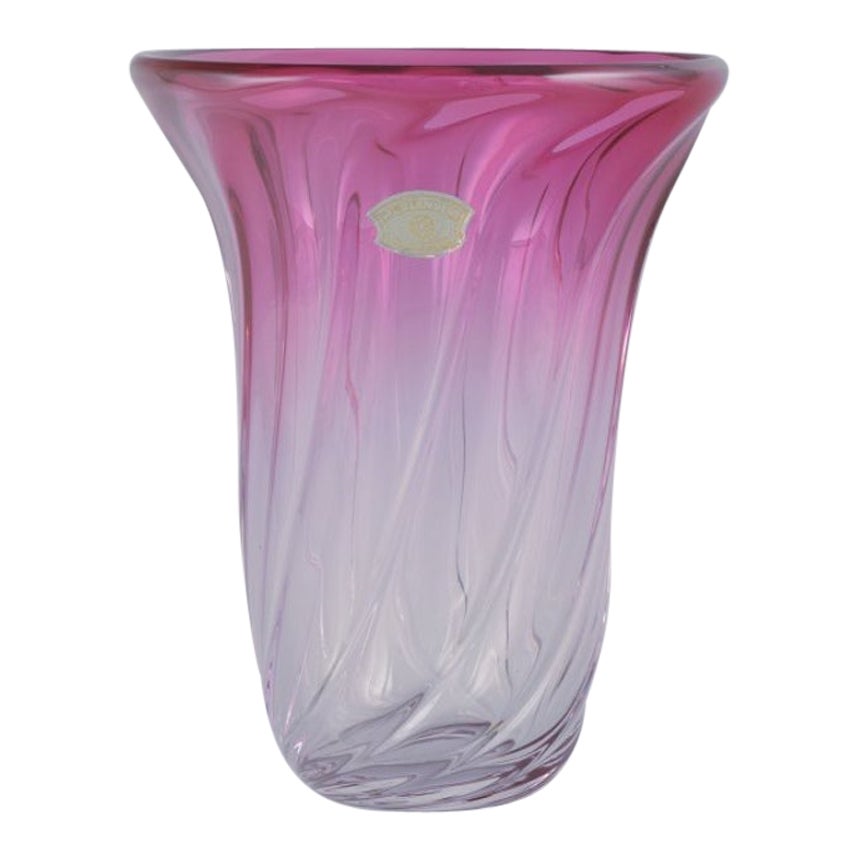 Val St. Lambert, Belgique. Colossal et impressionnant vase en verre de cristal. en vente