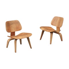 Pareja de sillas Lounge Charles Eames para Herman Miller Lcw en abedul de los años 40