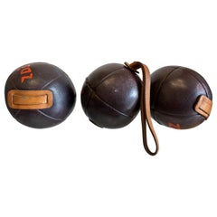 Trois accessoires de salle de sport vintage en cuir, France, années 1930