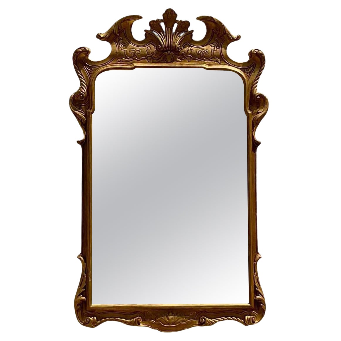 Miroir Vintage Regency sculpté et doré en vente