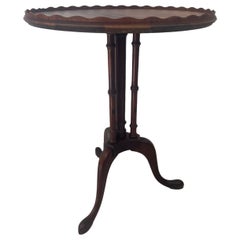 Wooden Runder Dreibein-Tisch im Chippendale-Stil, Pie Crust, 3 Säulen, Vintage  Basis