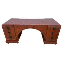 Bureau d'associé vintage de style baroque, gainé de cuir et clouté, avec des poignées en forme de lion