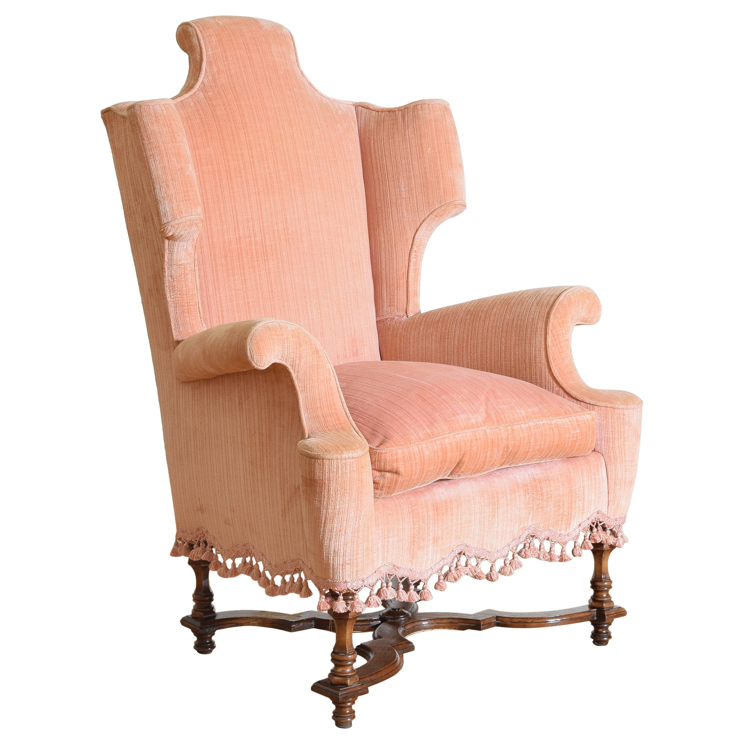 Fauteuil à oreilles en noyer sculpté et tapissé d'inspiration baroque italienne, début du 20e siècle. en vente