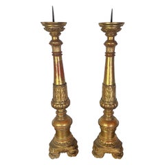 Paar italienische vergoldete Wood-Kerzenständer des 19. Jahrhunderts mit Prickets