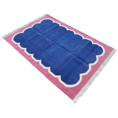Handgefertigter flacher Baumwollteppich mit Flachgewebe, 4x6 Blauer und rosafarbener Wellenschliff indischer Dhurrie