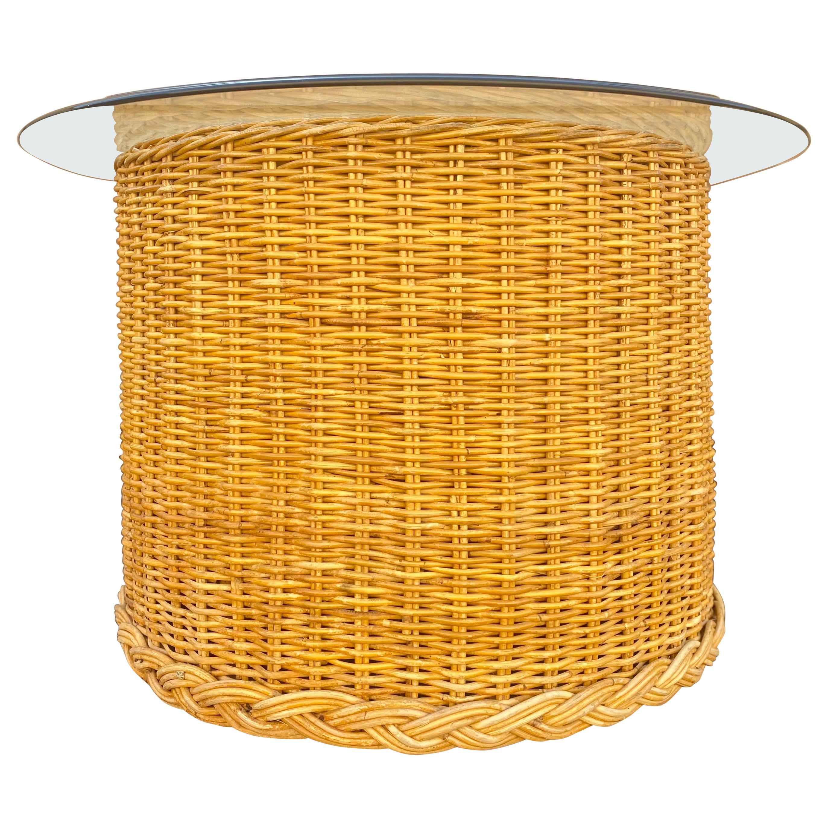Mesa auxiliar grande cilíndrica de ratán trenzado costero o Petite Cocktail Tables en venta
