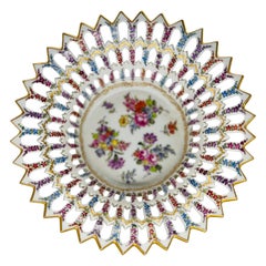Cesta de fruta antigua de porcelana de Meissen con decoración floral perforada, c. 1920