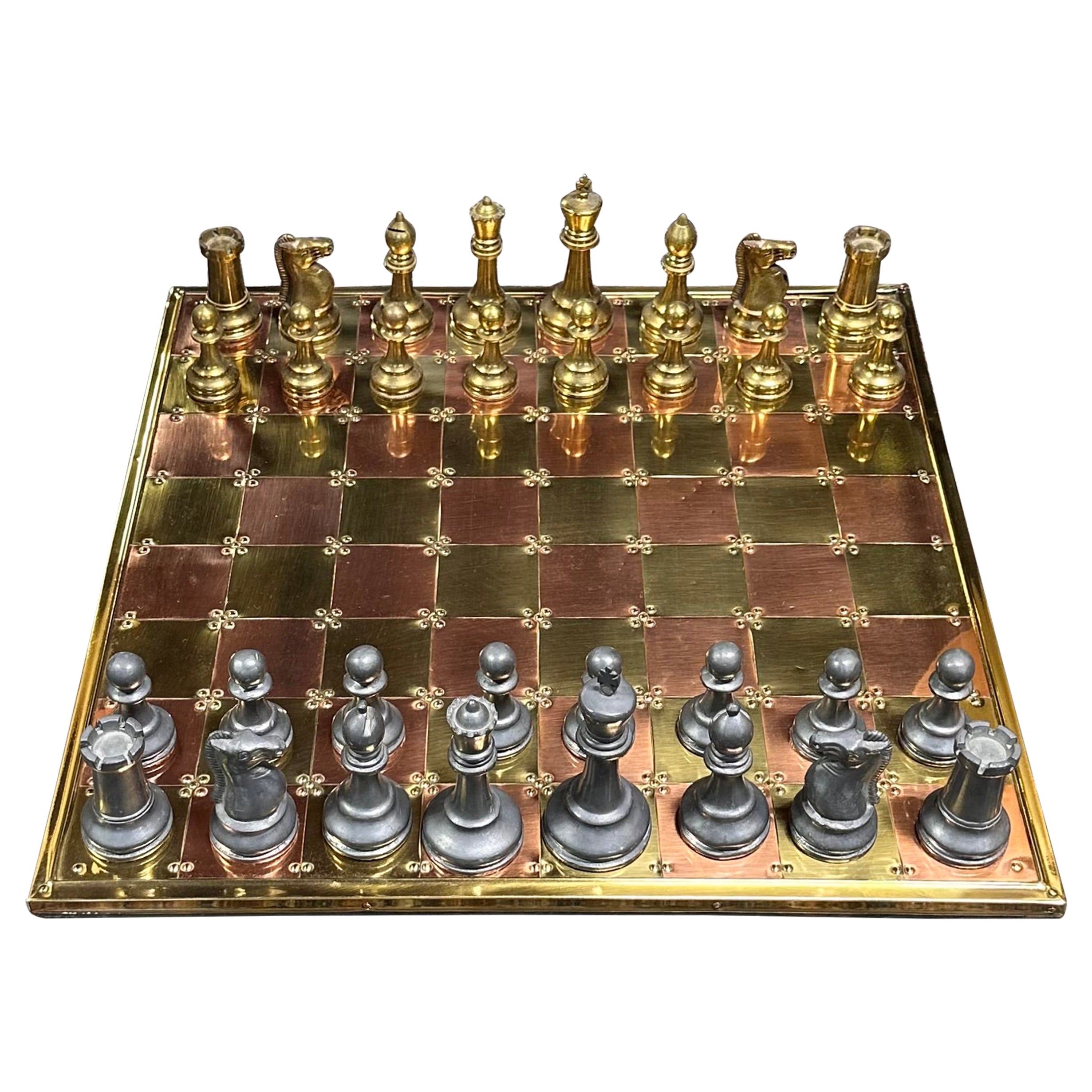 Juego de ajedrez inglés vintage de latón, cobre y peltre en venta