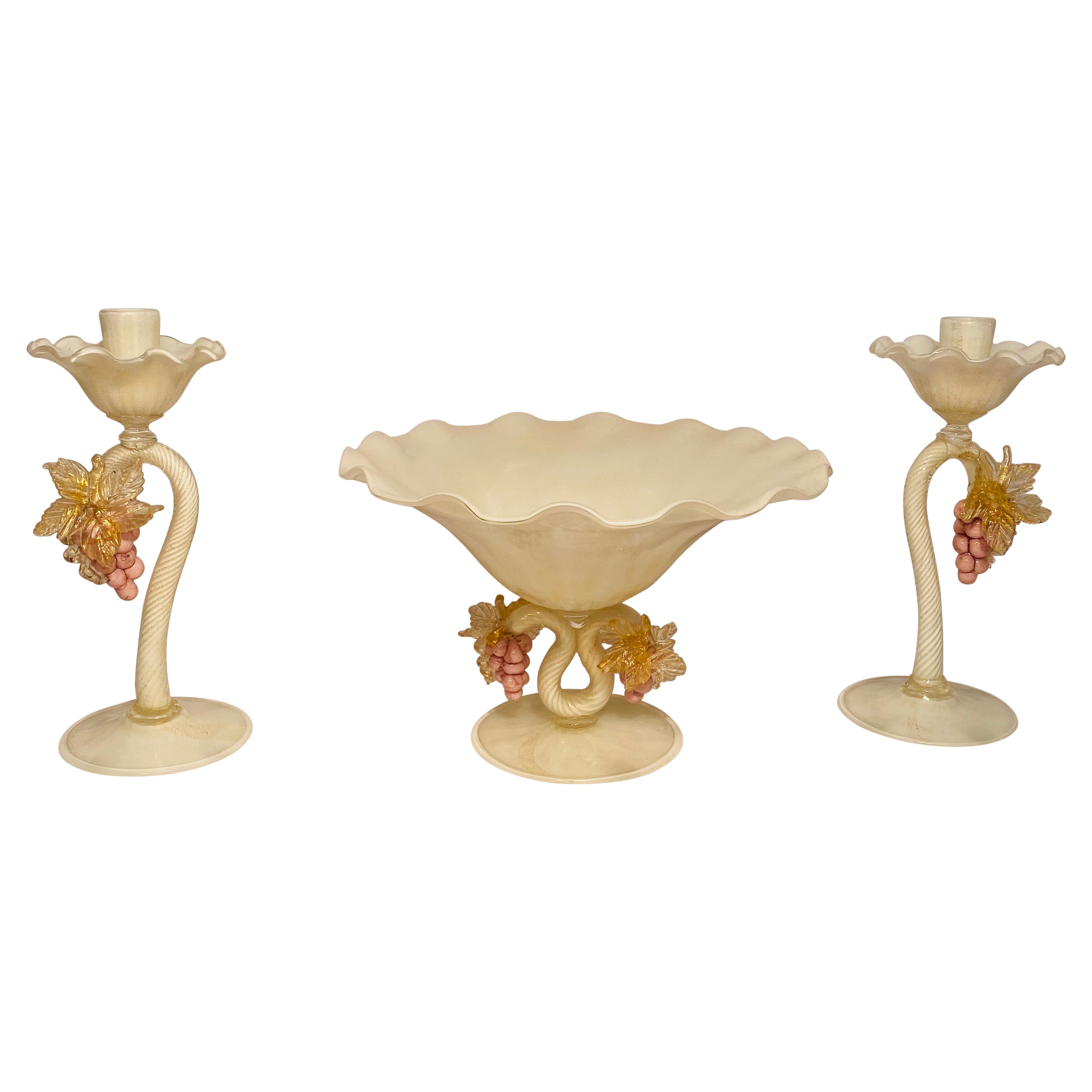 Antica coppia di candelieri in vetro veneziano con centrotavola abbinato. Rosa, Bianco