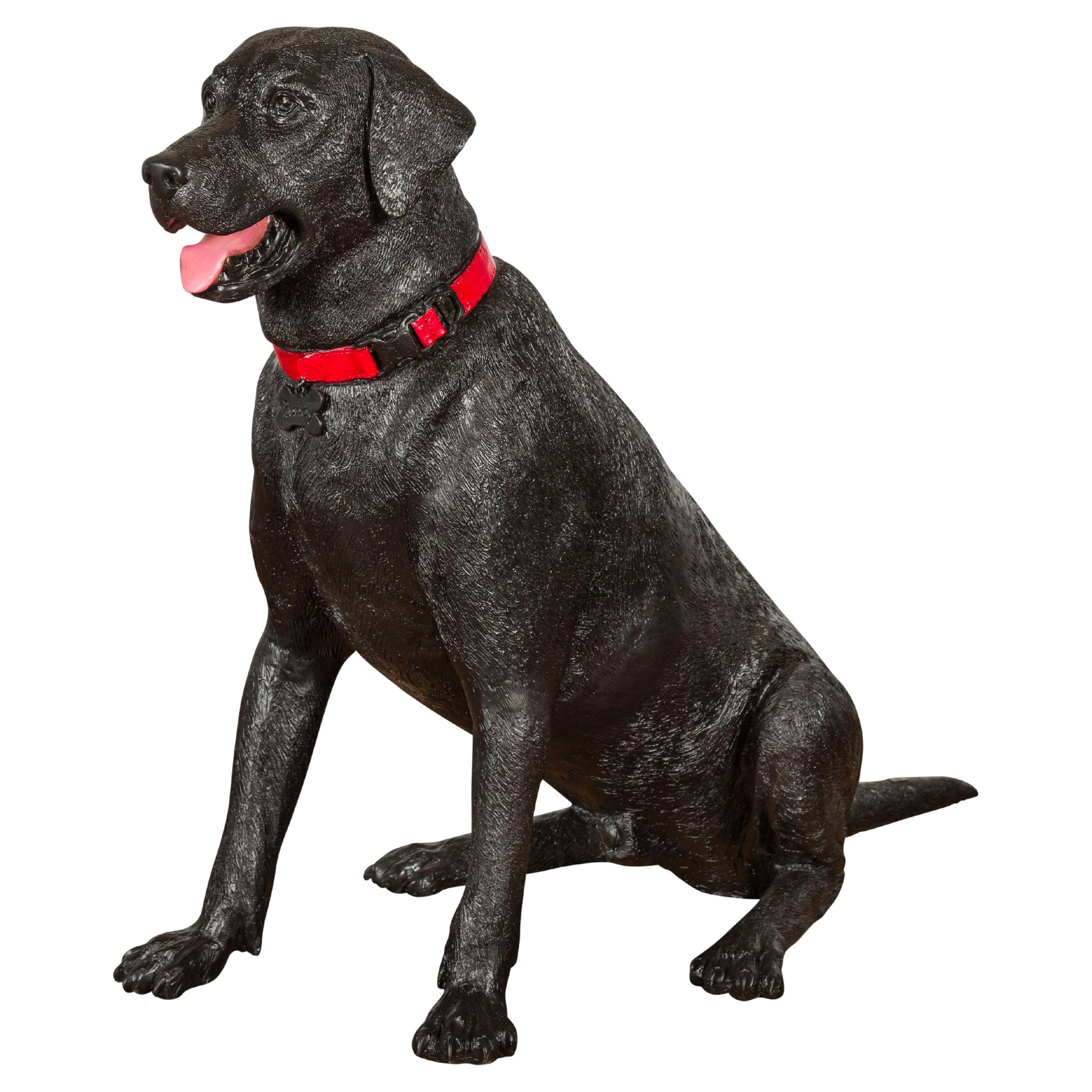 Bronze-Hundestatue eines sitzenden Labradors mit rotem Kragen aus Bronze, limitierte Auflage