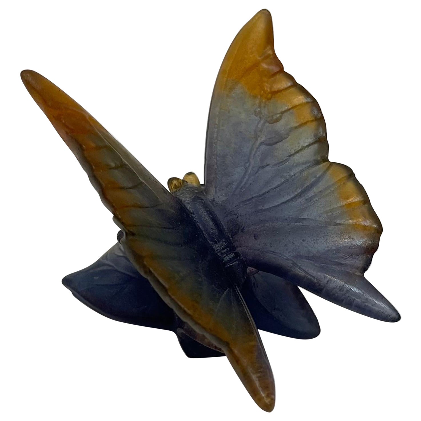 Wunderschöne Kristall-Blumenskulptur von Daum Pate De Verre Papillon mit Schmetterling auf Blatt aus Kristall im Angebot