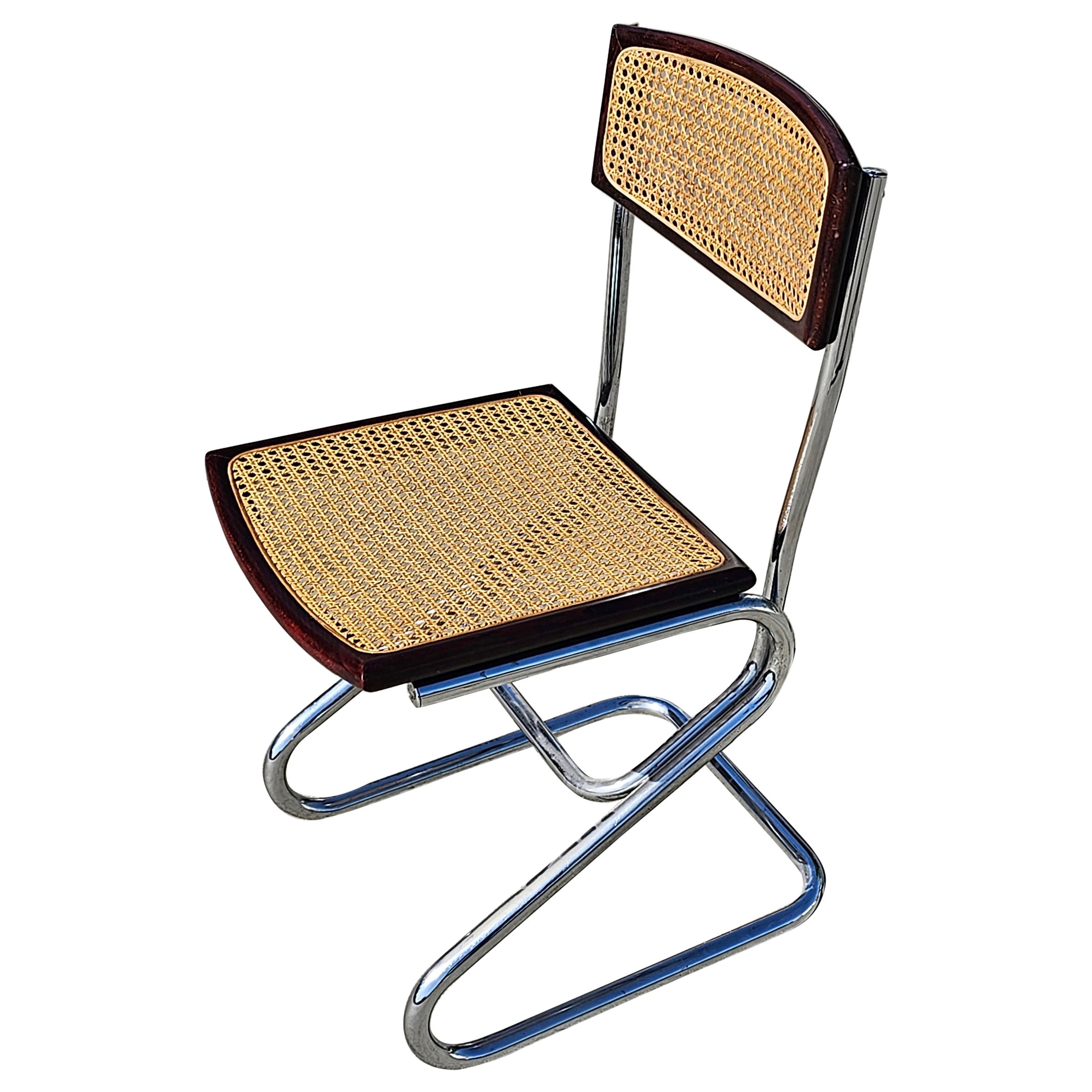 1 des 2 chaises de salle à manger tubulaires de style Bauhaus avec sièges en rotin, Italie, années 1970