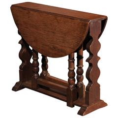 Petite English Gate-Leg Drop-Leaf Table Made of Oak from the Early 20th Century