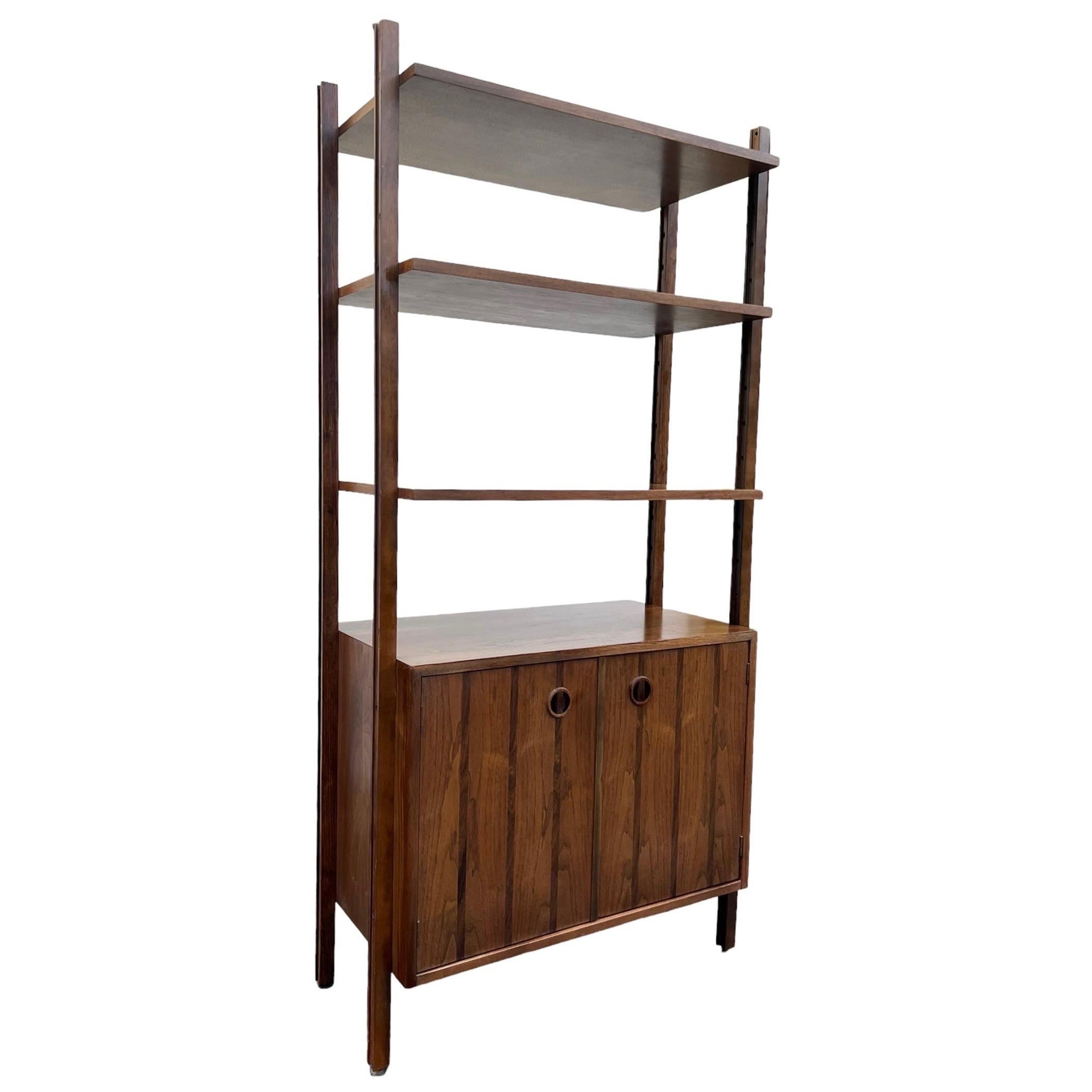 Vintage Mid Century Modern Free Standing Bookshelf or Storrage Cabinet (étagère ou meuble de rangement)  en vente