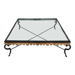 Grande table basse de style néoclassique français en fer forgé et verre