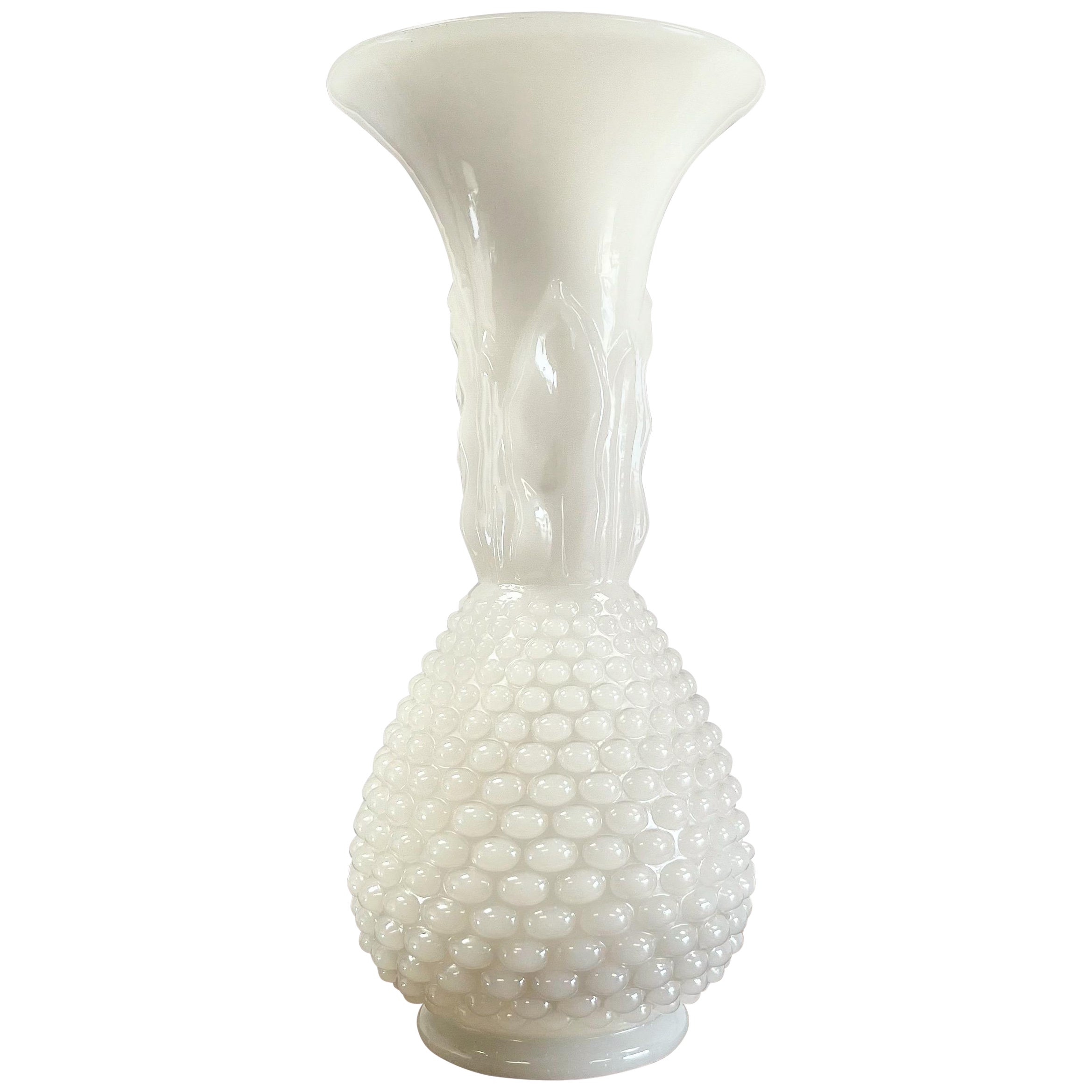 Vase à lys en opaline du milieu du Twentieth siècle en vente