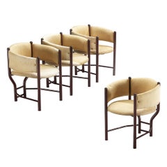 Ensemble de quatre chaises de salle à manger italiennes sculpturales tapissées de beige 