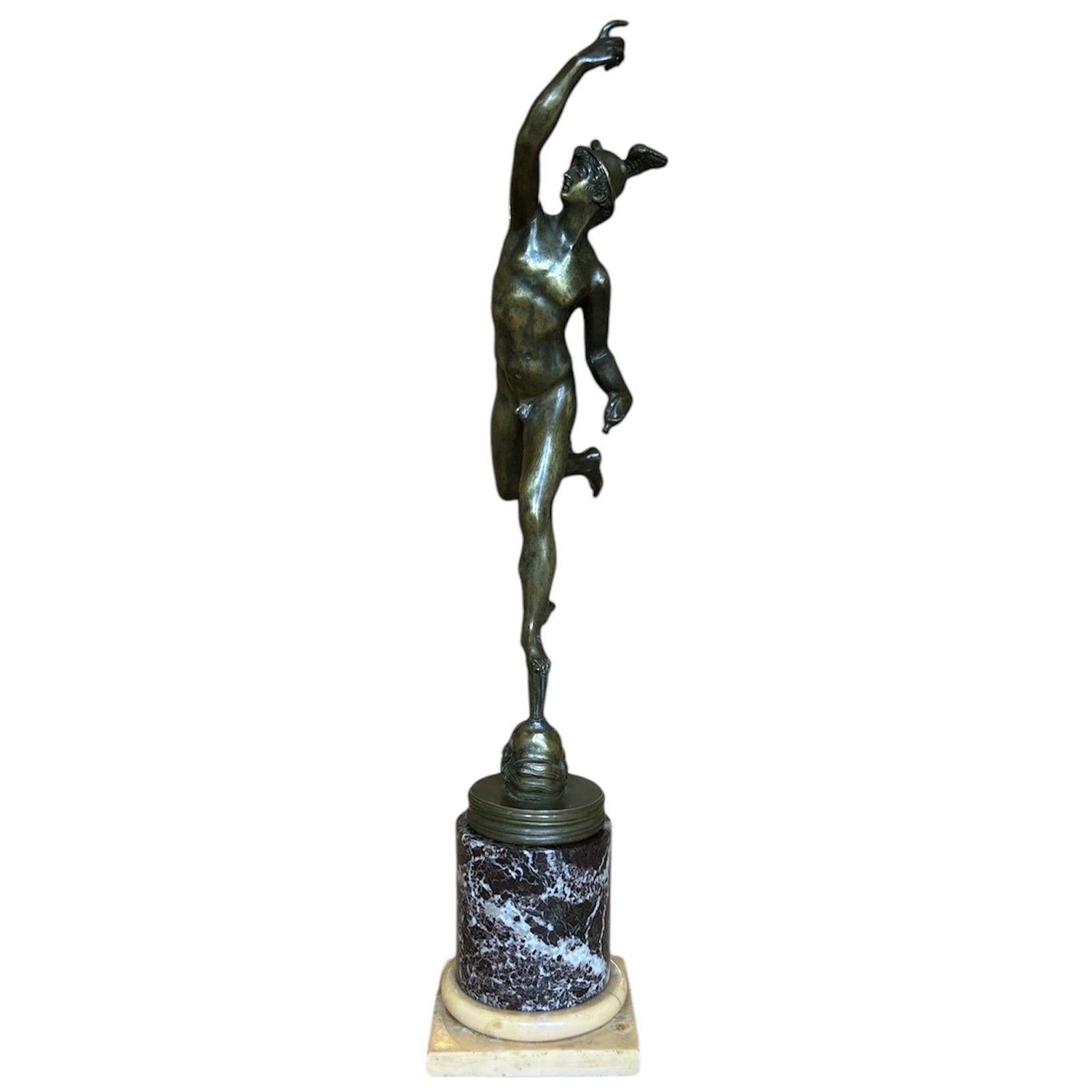 Una figura bronzea di Mercurio (Hermes) del Grand Tour su un collare in marmo