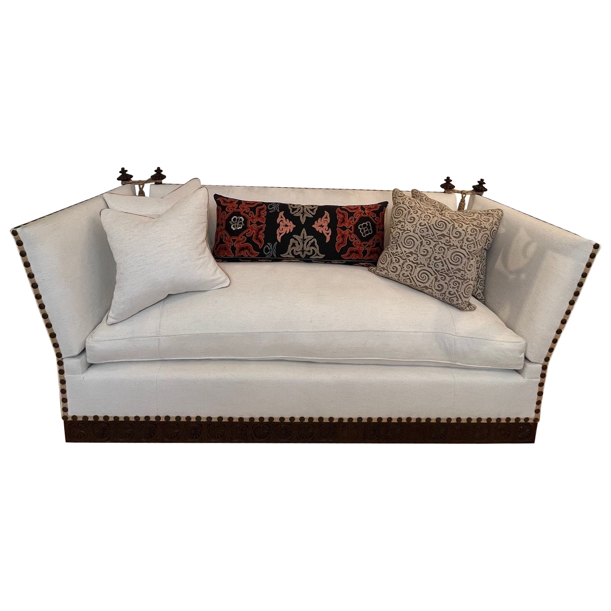 Classic Drop Arm Knole Sofa mit geschnitztem Untergestell aus massivem Nussbaumholz, auf Bestellung gefertigt  im Angebot