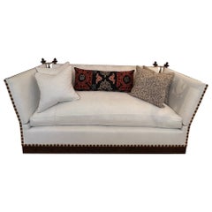Classic Drop Arm Knole Sofa mit geschnitztem Untergestell aus massivem Nussbaumholz, auf Bestellung gefertigt 