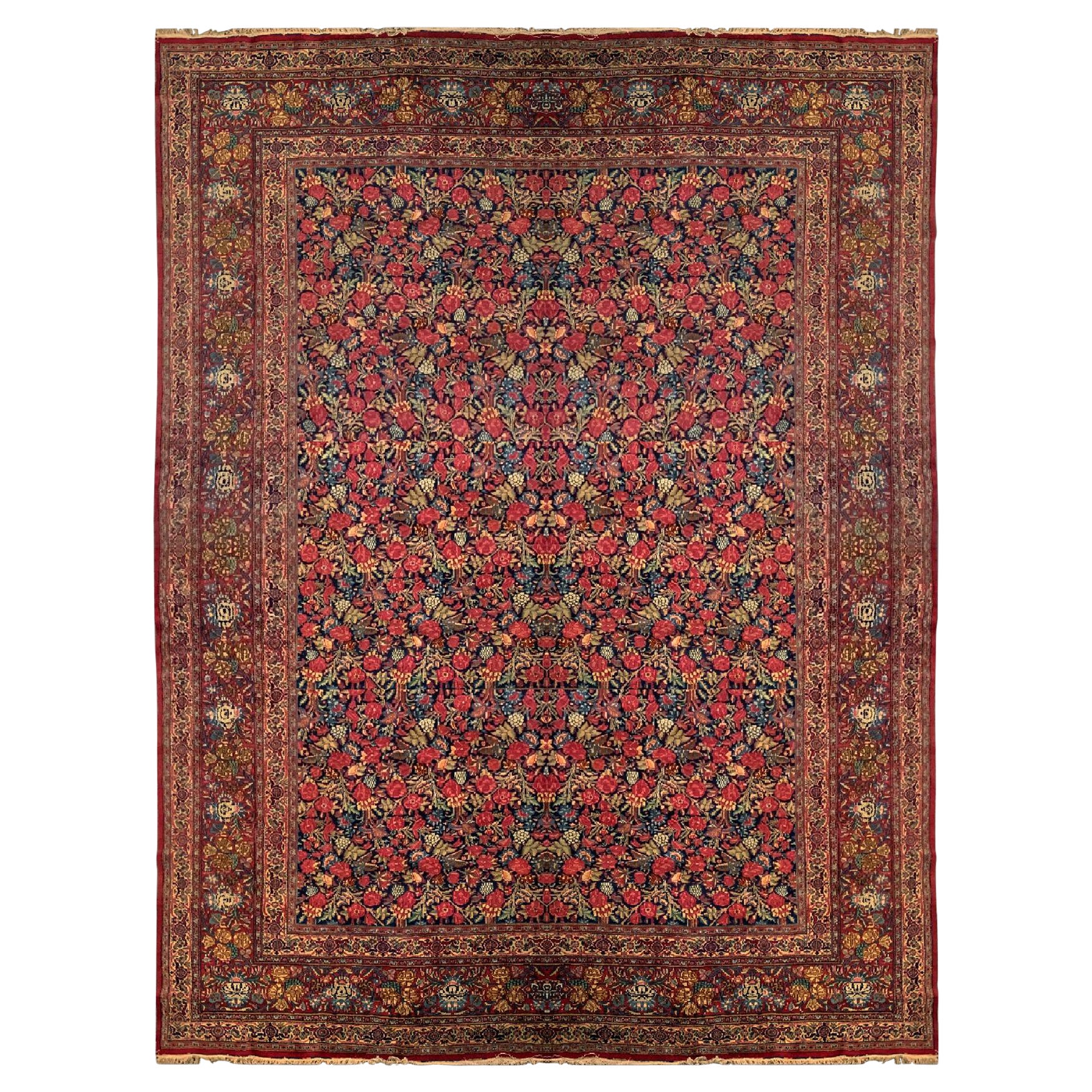 Antiker Kerman-Teppich in Übergröße, antik, geblümtes Allover-Design im Angebot