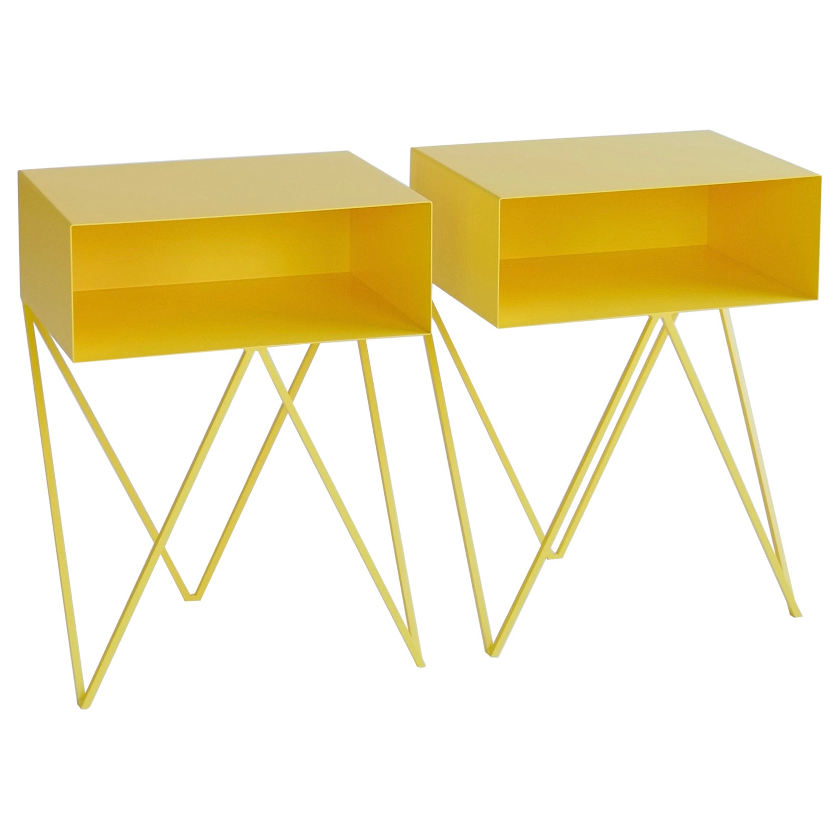 Paire de tables de chevet - Tables de nuit - Robots jaunes en vente