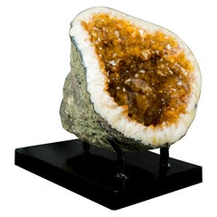 Cave géométrique avec druzy de citrine orange scintillante