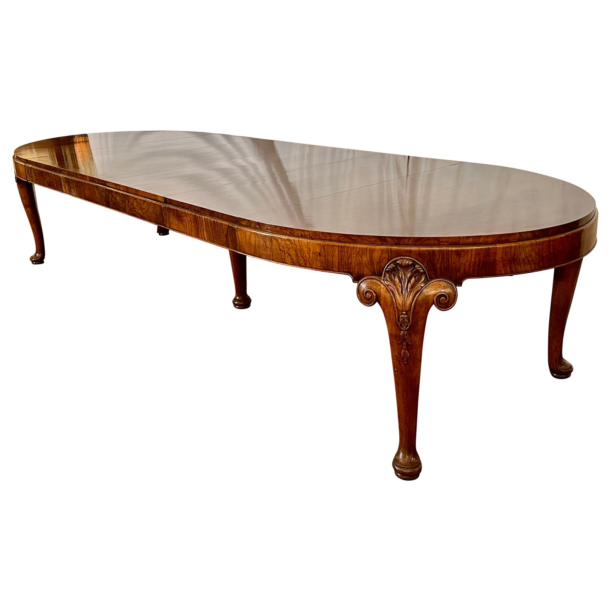Ancienne table de salle à manger anglaise "Waring and Gillows" en noyer ronce, Circa 1890.