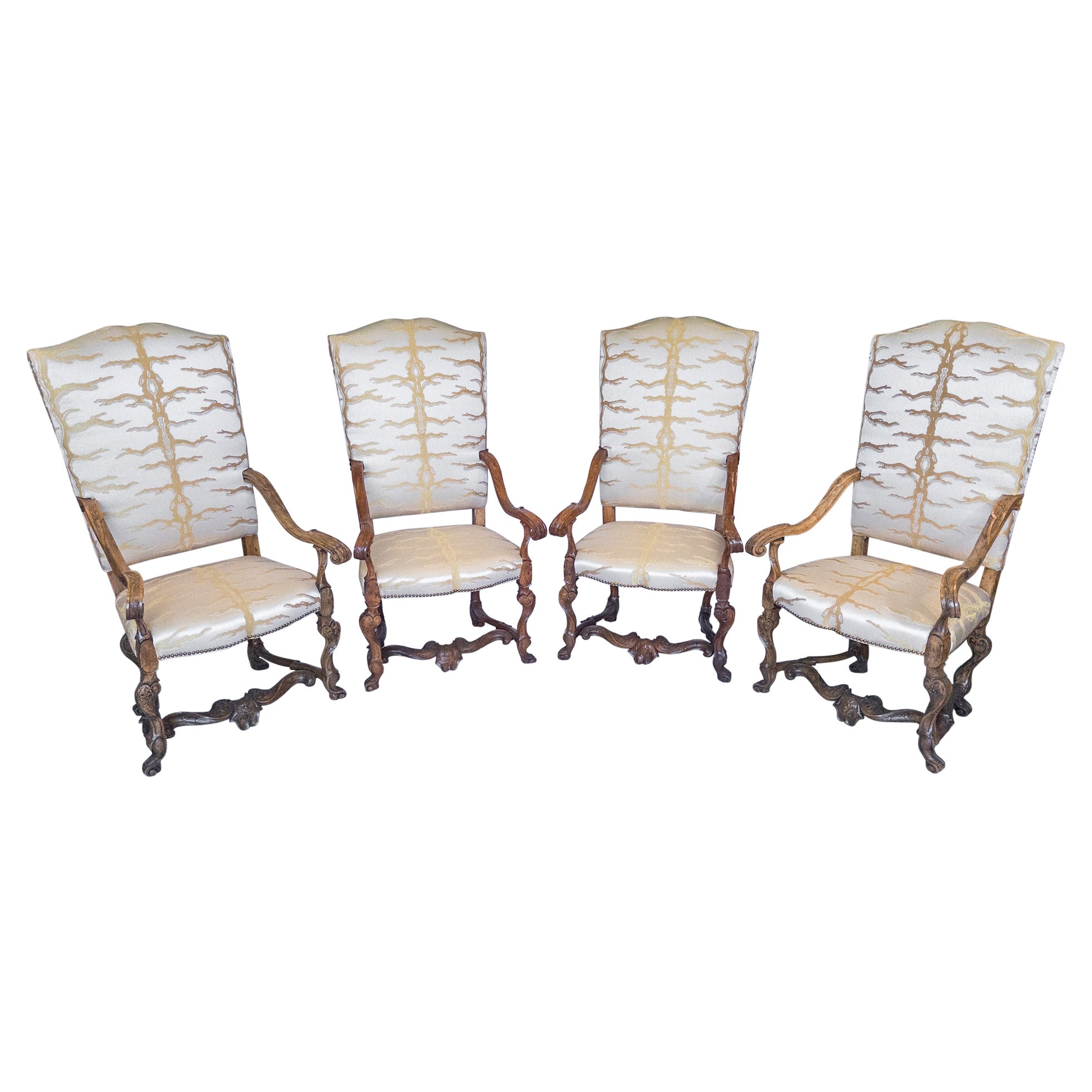 Rare ensemble de 4 chaises à accoudoirs baroques italiennes du 19ème siècle en noyer sculpté en vente