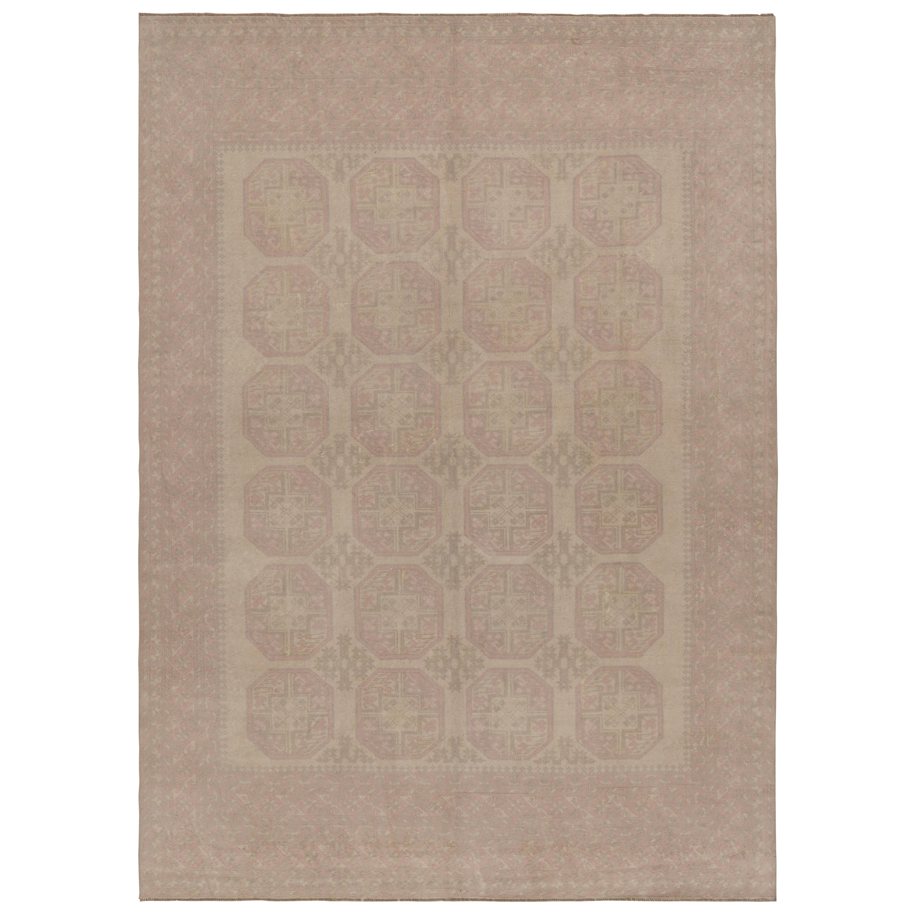 Vintage Ersari Teppich in Rosa und Brown/Beige mit geometrischem Muster von Rug & Kilim im Angebot
