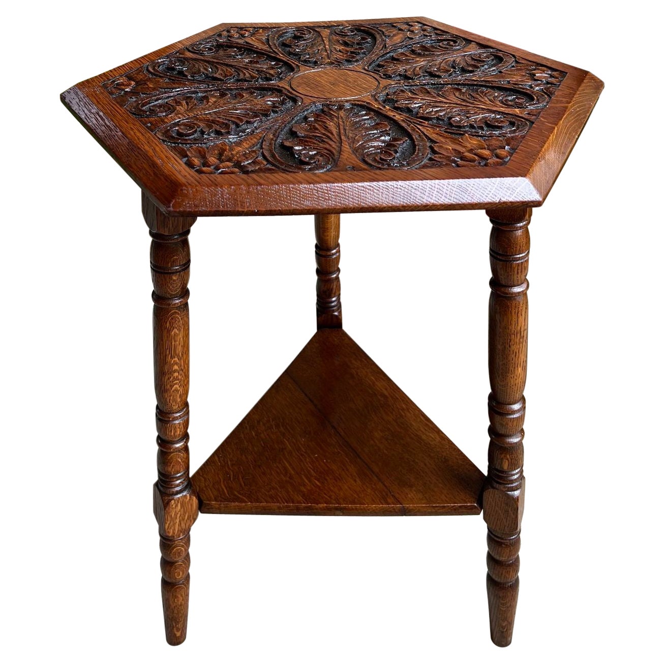 Ancienne table de criquet anglaise hexagonale sculptée en chêne, table d'appoint Arts and Crafts