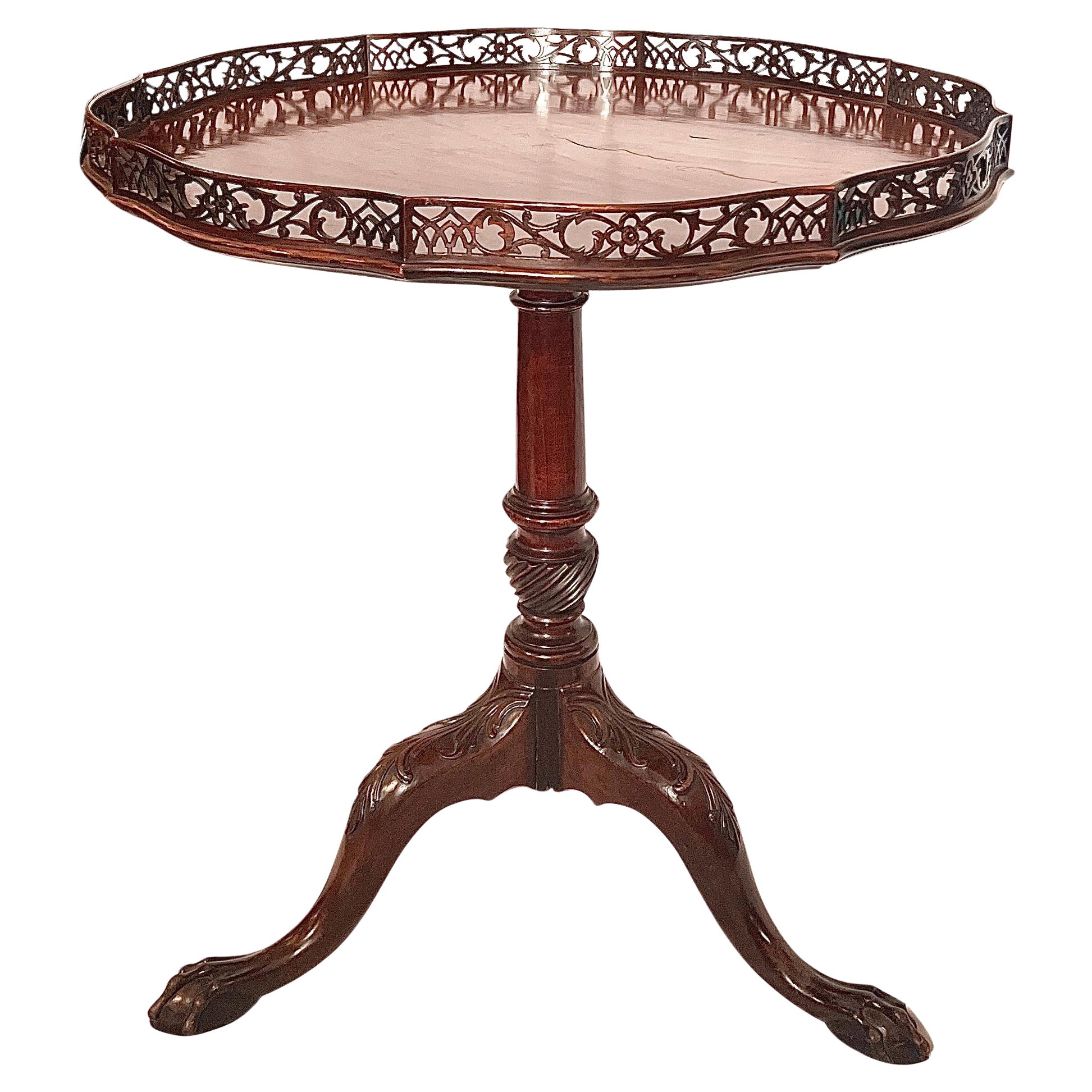 Ancienne table Chippendale anglaise géorgienne en acajou à galerie, Circa 1840. en vente