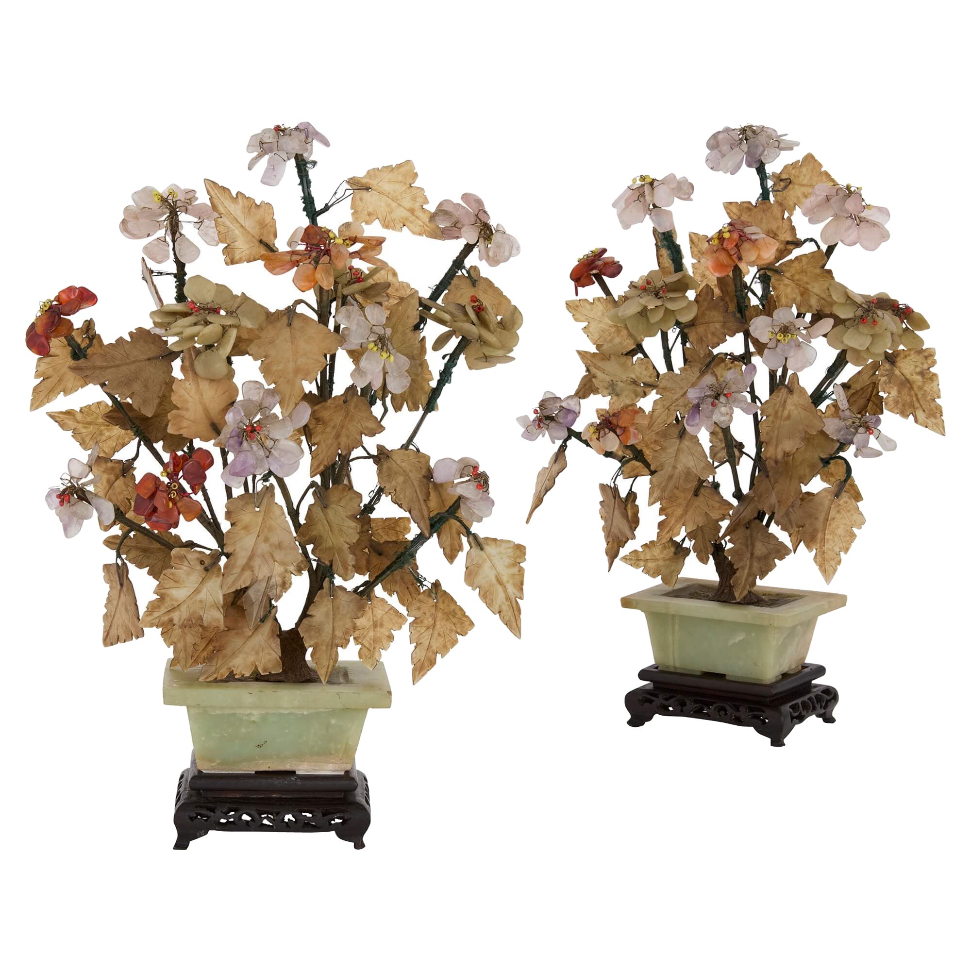 Paire de modèles chinois de fleurs en pierre dure et jade en vente