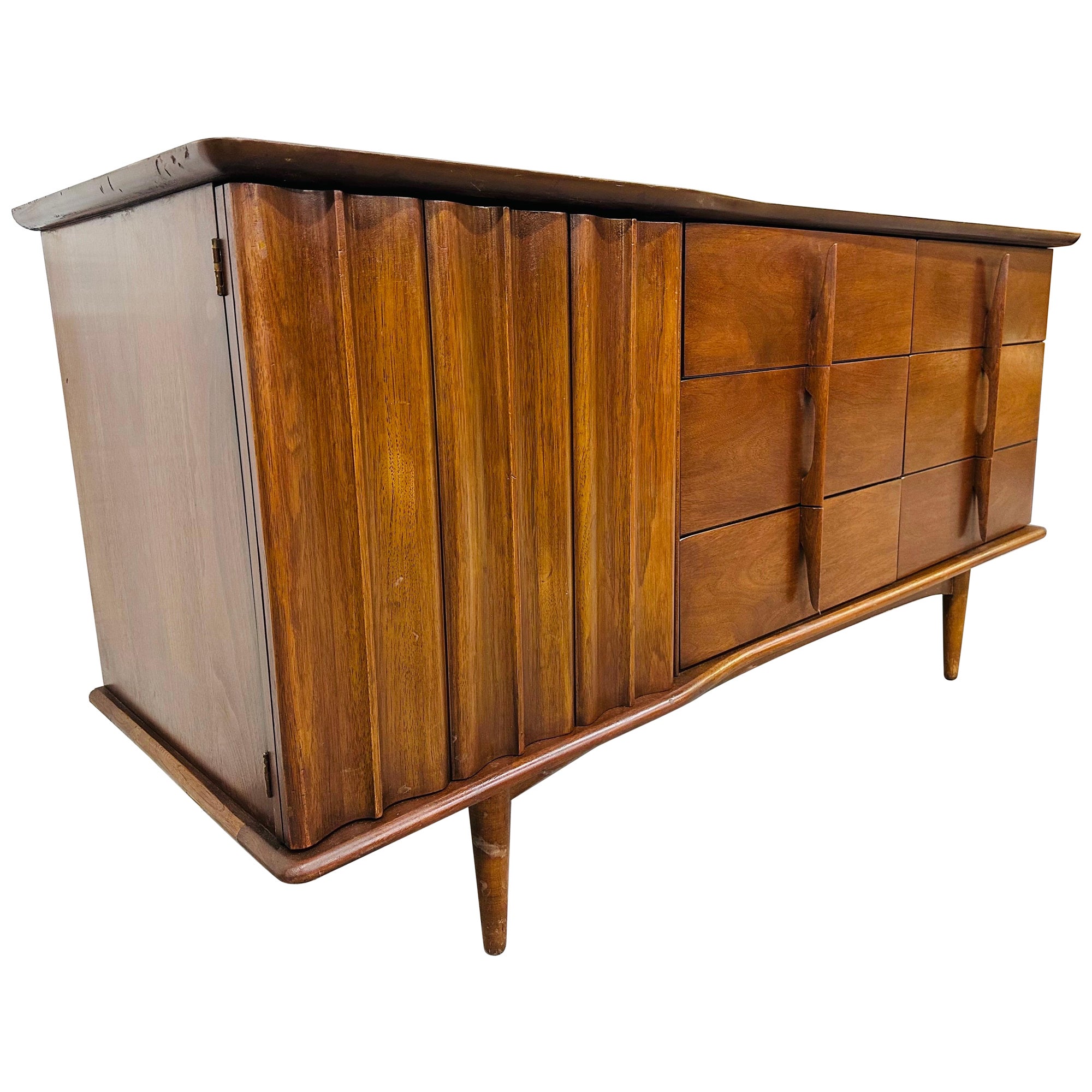 Mid-Century Modern United 9-Drawer Walnut Dresser For Sale