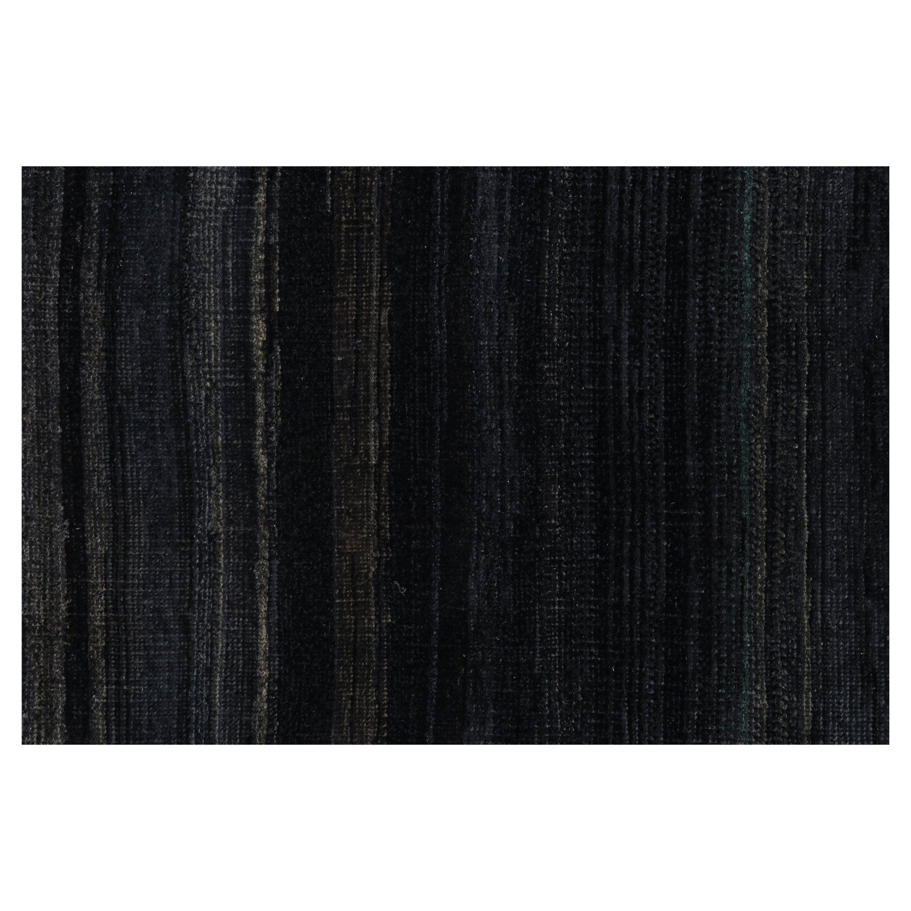 Rug & Kilim's Strukturteppich in dunkelblauen Tönen und Streifendesign im Angebot