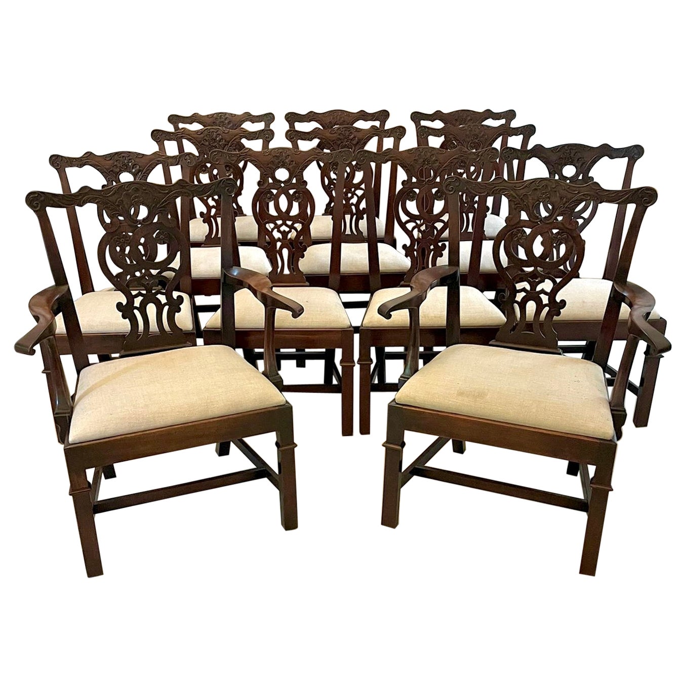 Ensemble de 12 chaises anciennes Chippendale en acajou sculpté de qualité du 18e siècle