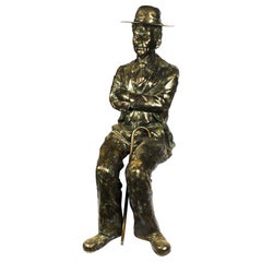 Escultura vintage de bronce a tamaño natural de Charlie Chaplin sentado Siglo XX