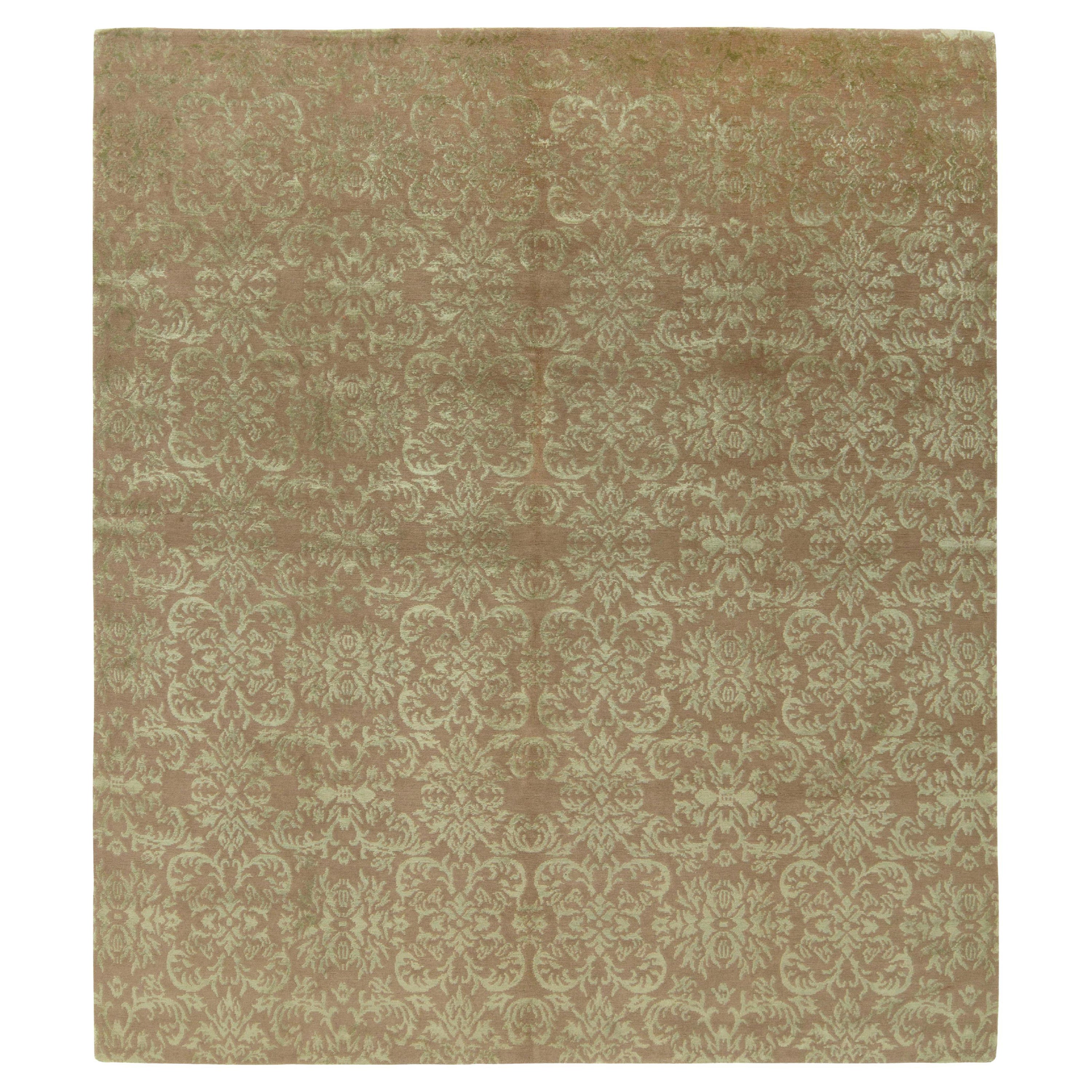 Rug & Kilim Handgeknüpfter Teppich im klassischen europäischen Stil in Beige Brown mit Blumenmuster im Angebot
